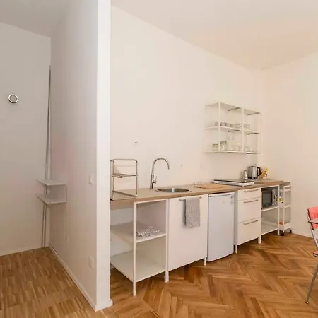 Aurora Lovely Flat With Balcony Appartamento